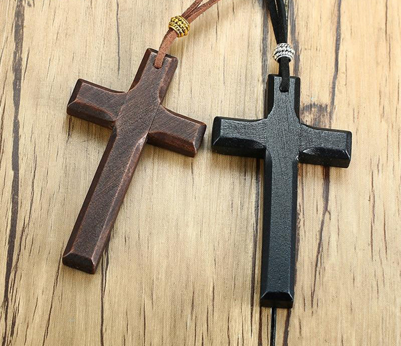 Colar da humildade com crucifixo de madeira